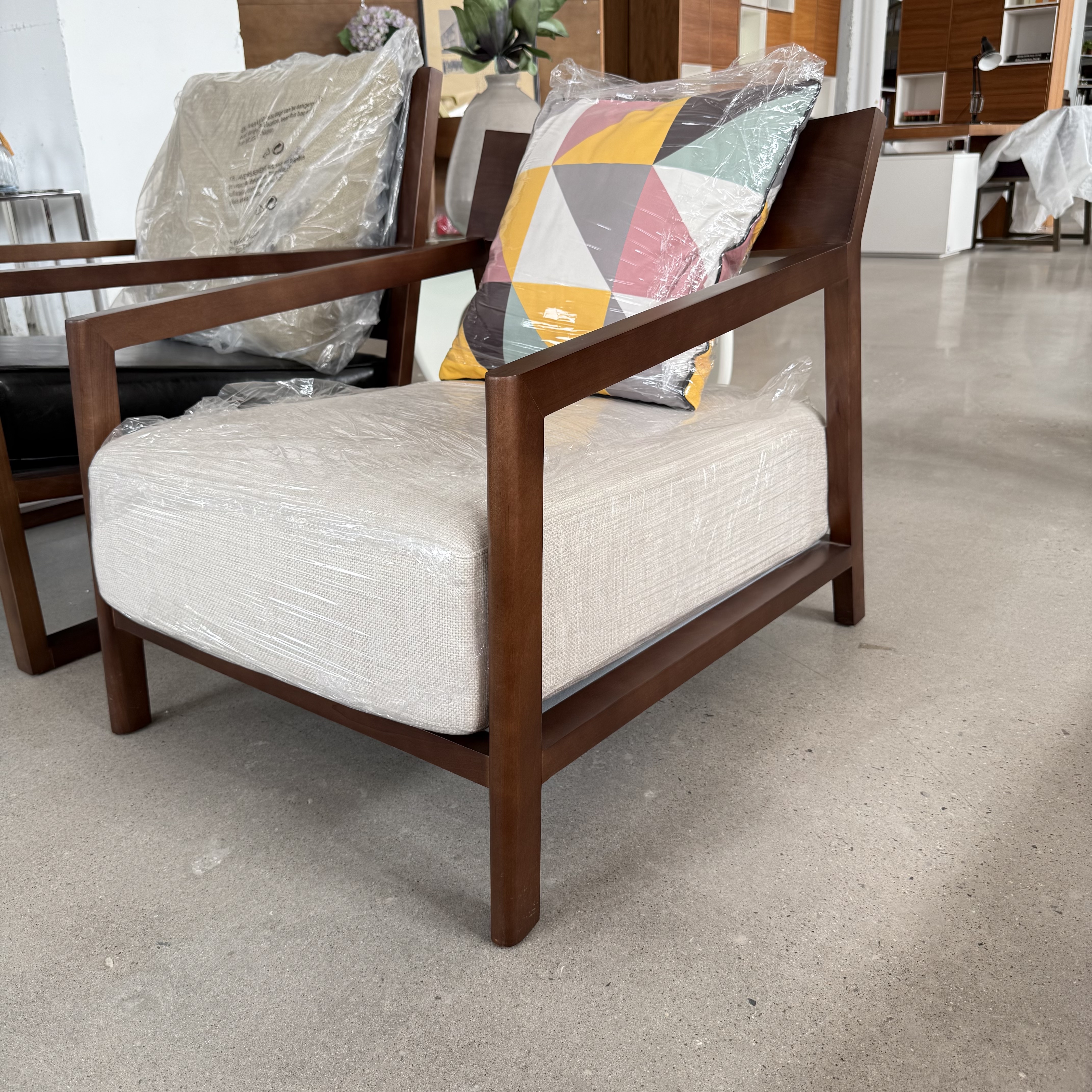 北欧风格现货清样特价布艺米白色沙发椅客厅小户型木质扶手休闲椅