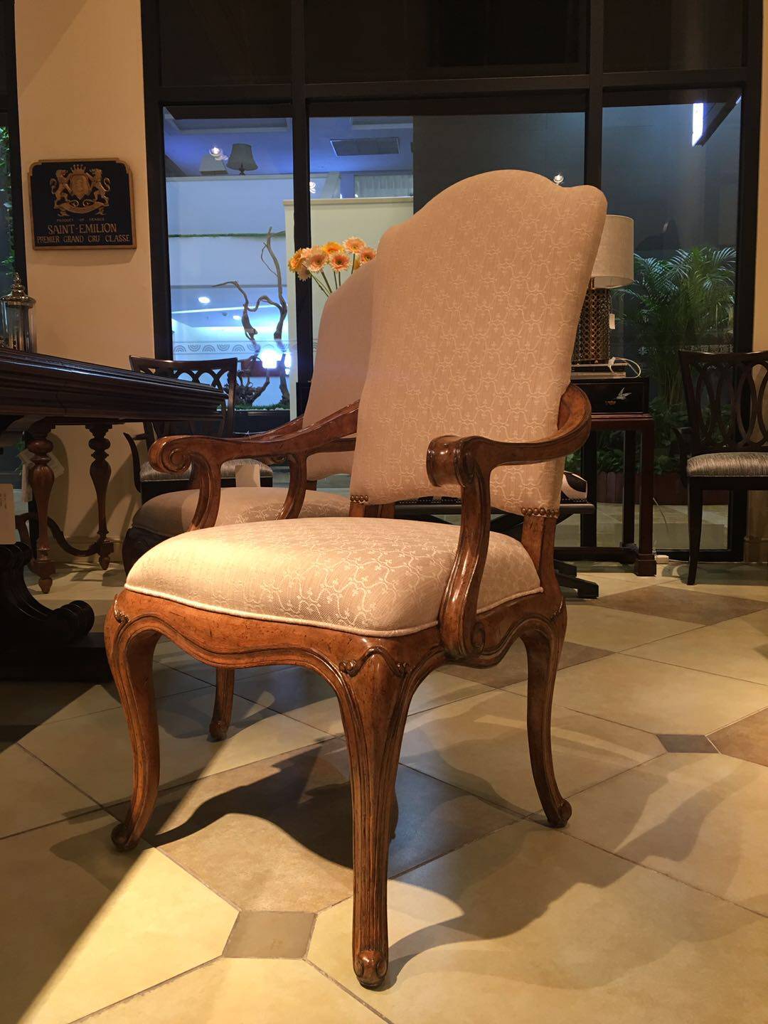 原装进口正版现货美式经典焦糖色木架米色暗花布艺高背扶手餐椅