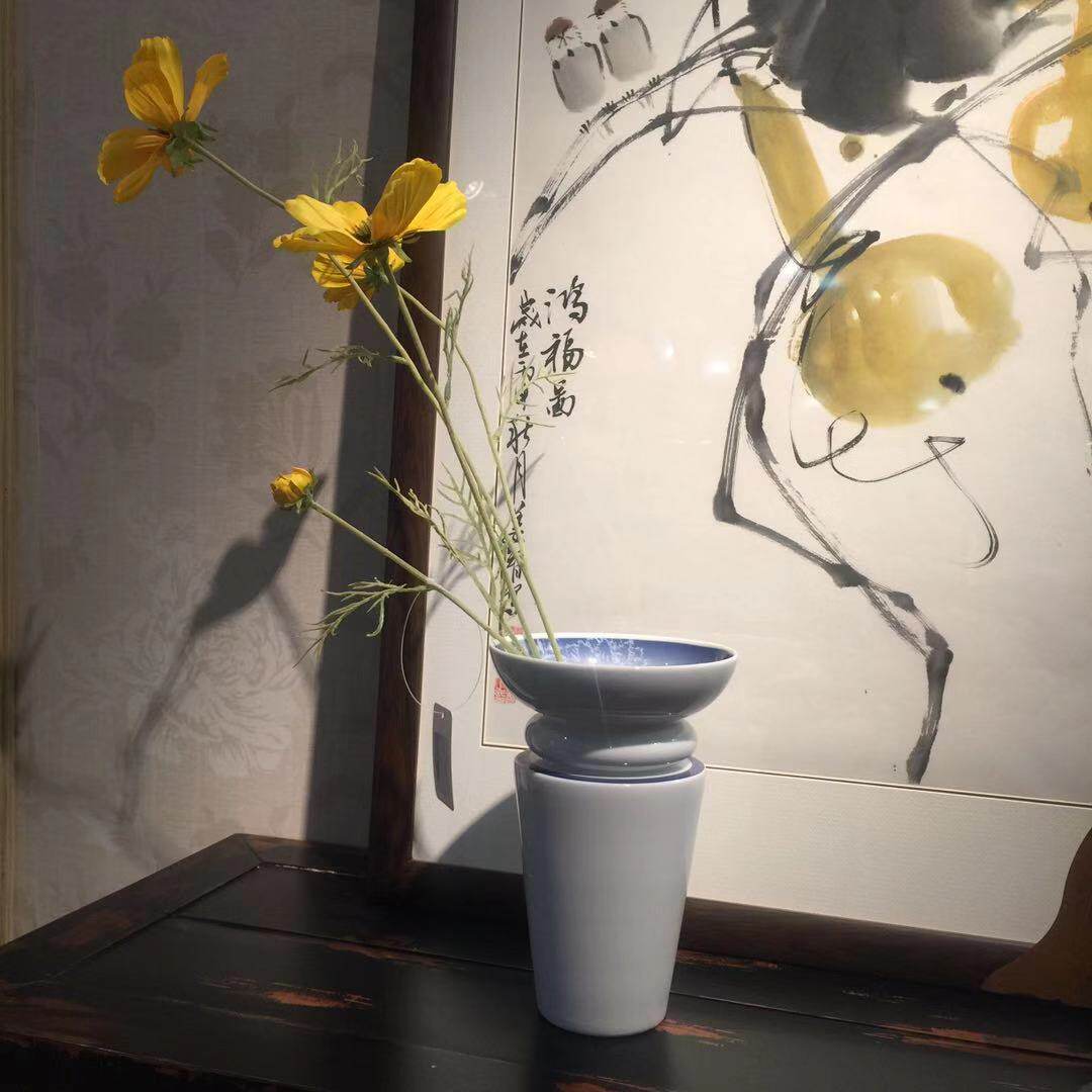 原装进口正版现货白色狮牌蓝洋葱花系列24厘米陶瓷花瓶产地：德国