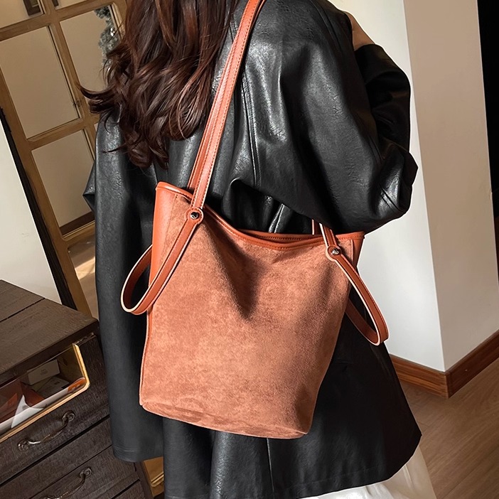 2025新款秋冬复古麂皮绒水桶包女大容量手提斜挎包百搭单肩腋下包