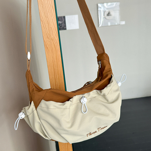 2026新款春夏休闲简约风撞色拼接斜挎包女大容量轻便百搭单肩包