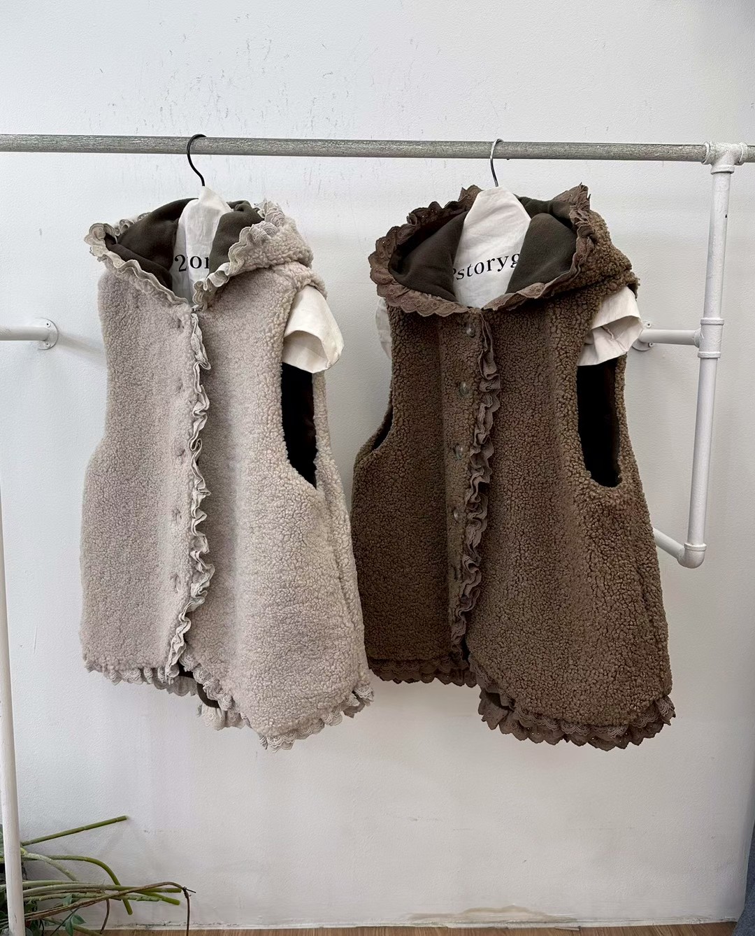 韩国 2storyginy（现货）  双层蕾丝边拼接羊羔加绒马甲