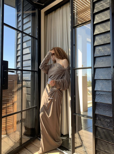 2026春款ALL IN法式复古慵懒小女人露肩扭结褶皱小衫+半身裙套装