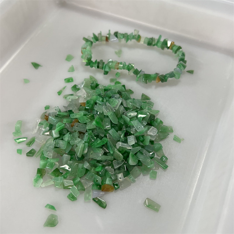 翡翠散珠冰种阳绿碎石散珠三彩碎碎玉珠子A货手串项链DIY配饰珠子