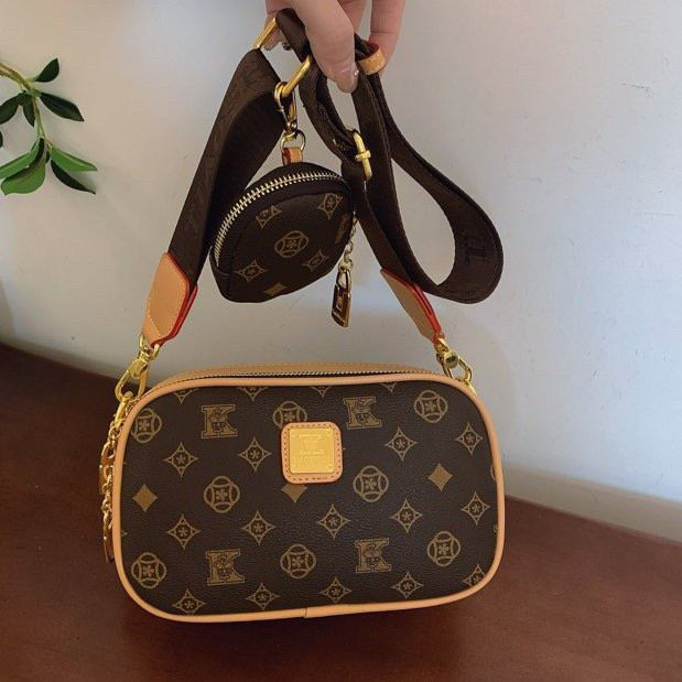 高级感印花相机包女2025新款时尚百搭单肩斜挎包大容量通勤小方包