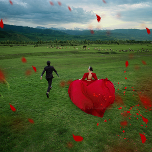 影楼婚纱照草坪样片森系外景高端旅拍摄影情侣红晚礼草地新客样片