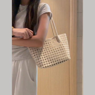 2026新款小众手提单肩腋下托特包女韩系软皮编织镂空菜篮子水桶包