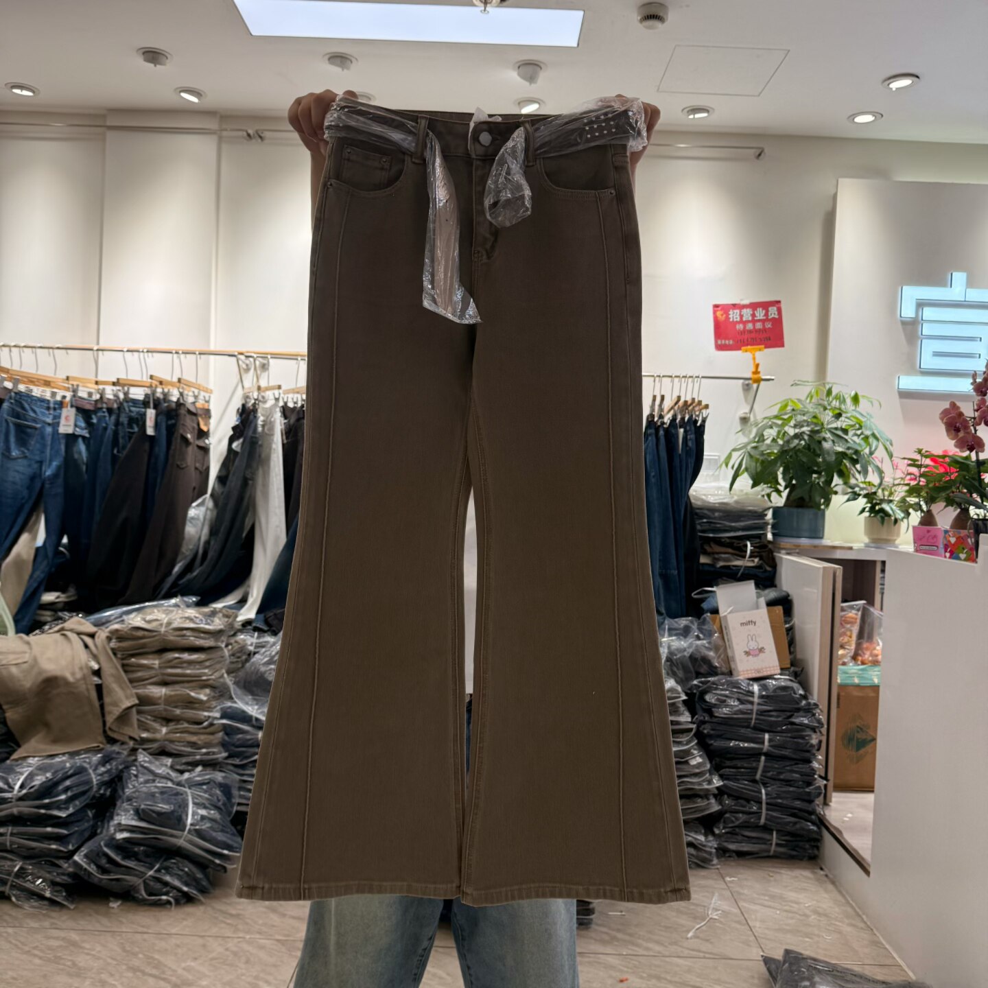 卡其高腰显瘦微喇牛仔裤女秋款图片