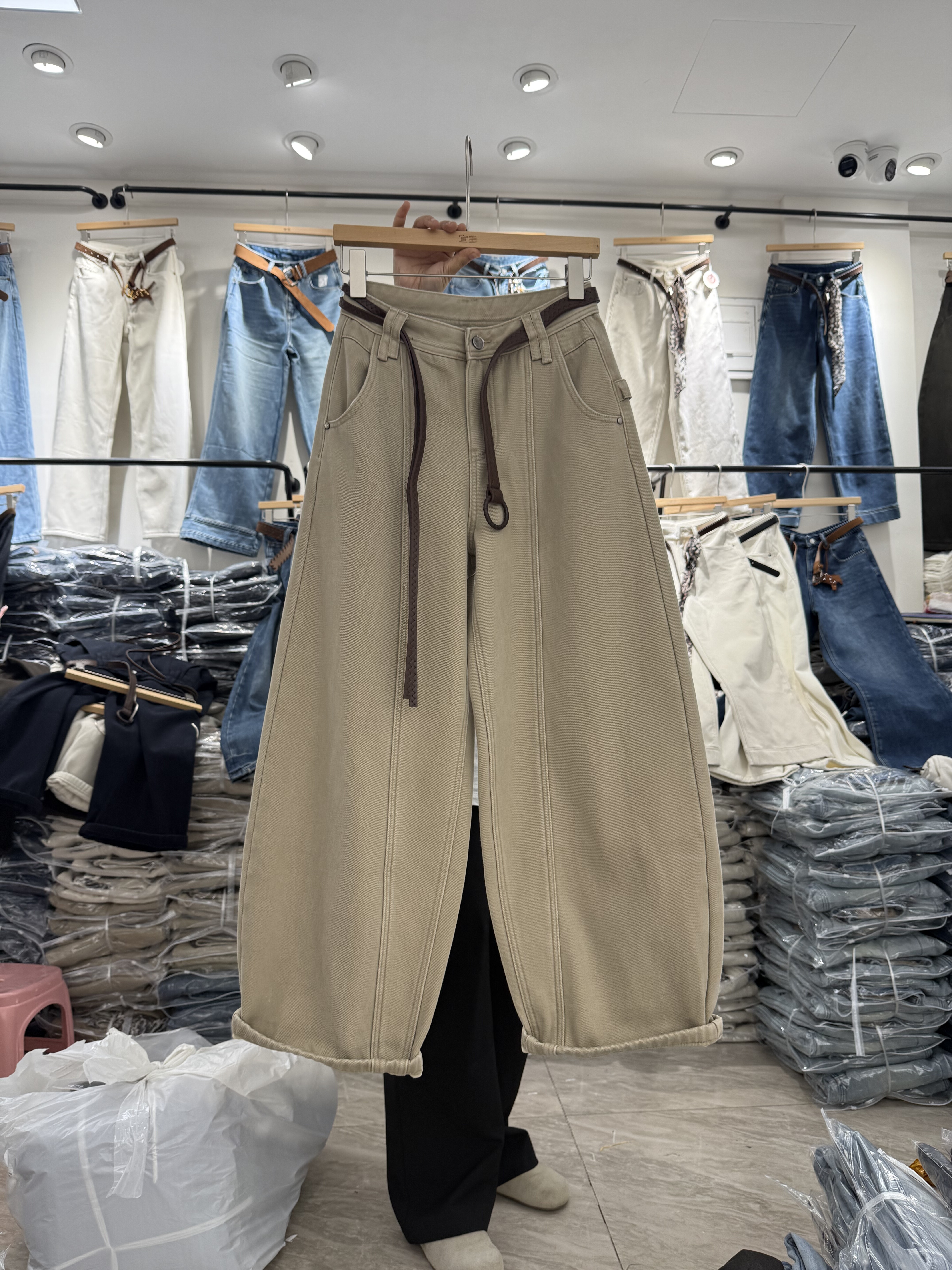 cc888浅卡其韩版宽松弯刀牛仔裤女2025冬高腰复合绒时尚气球裤潮