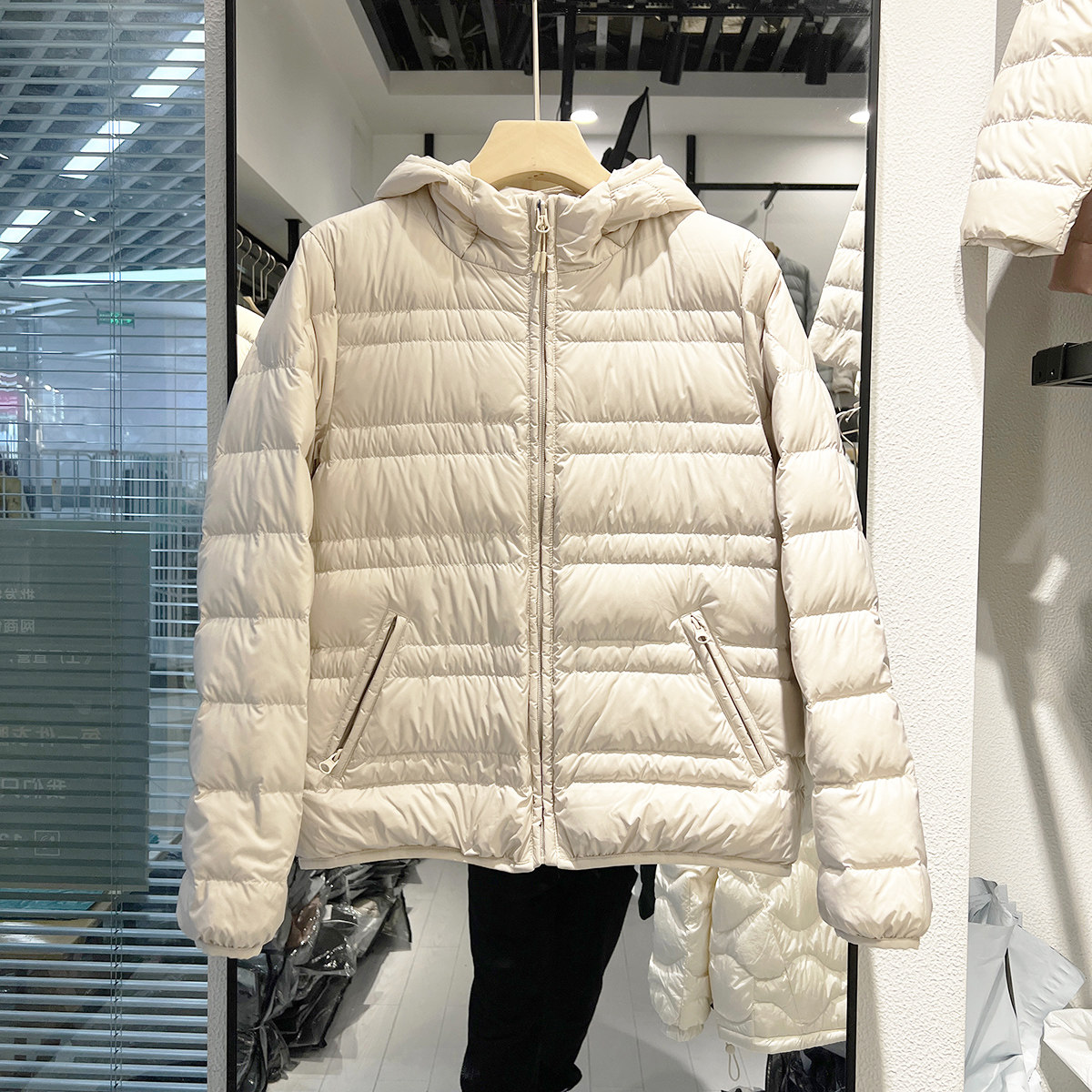 2024新款90白鸭绒秋冬羽绒服女短款时尚连帽轻型休闲轻薄显瘦外套