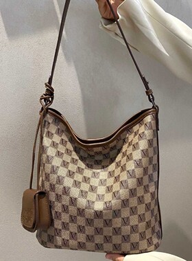 自主品牌Valen Fanny华伦。梵妮棋盘格配钥匙挂件水桶包单肩斜挎