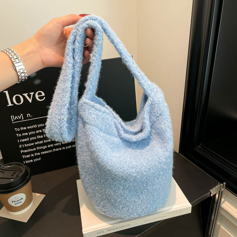韩版潮流毛毛包2025新款软糯毛绒水桶包洋气时髦单肩斜挎包包女