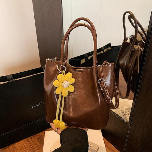 小众高级感菜篮子水桶包包女式2025新款复古上班小拎包通勤斜挎包