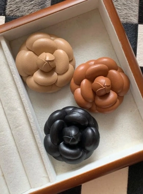 【贰.叁】棕色真皮花胸花山茶花小香胸针扣高档外套配饰