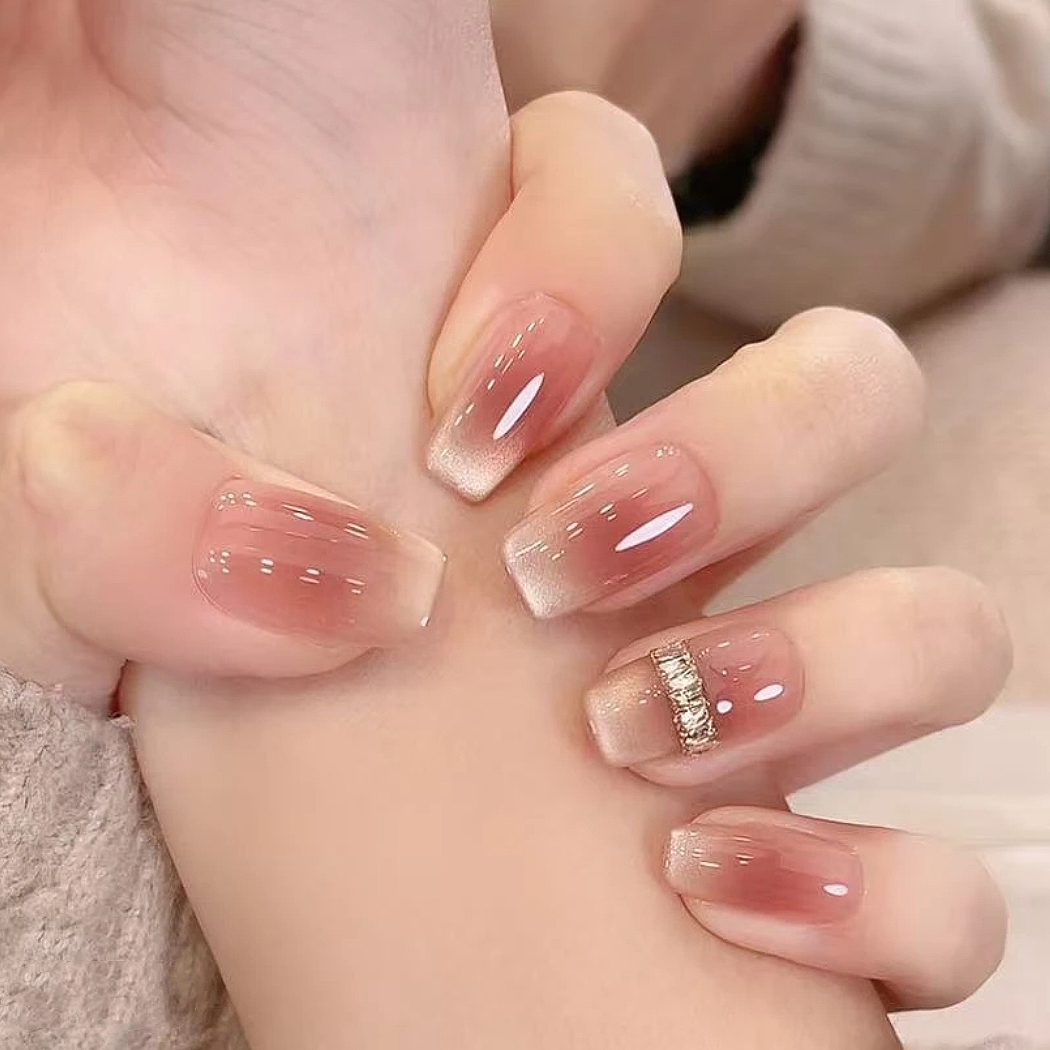 秋冬新款裸色渐变法式猫眼手工穿戴甲短款高级感轻奢显白穿戴美甲