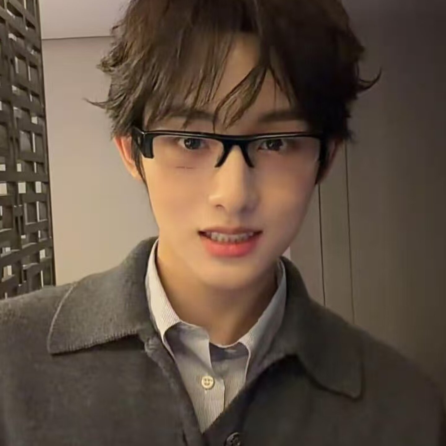 董思成同款黑半框小脸方形眼镜男