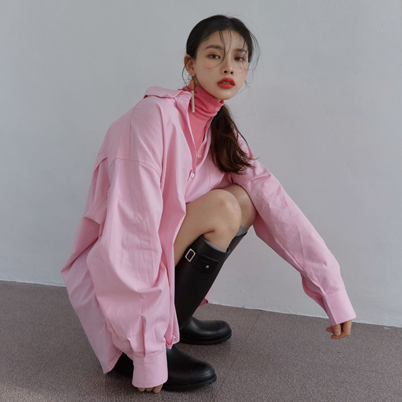 韓國 鬼馬系少女 蜜桃粉BF寬鬆襯衣搭配高領打底衫