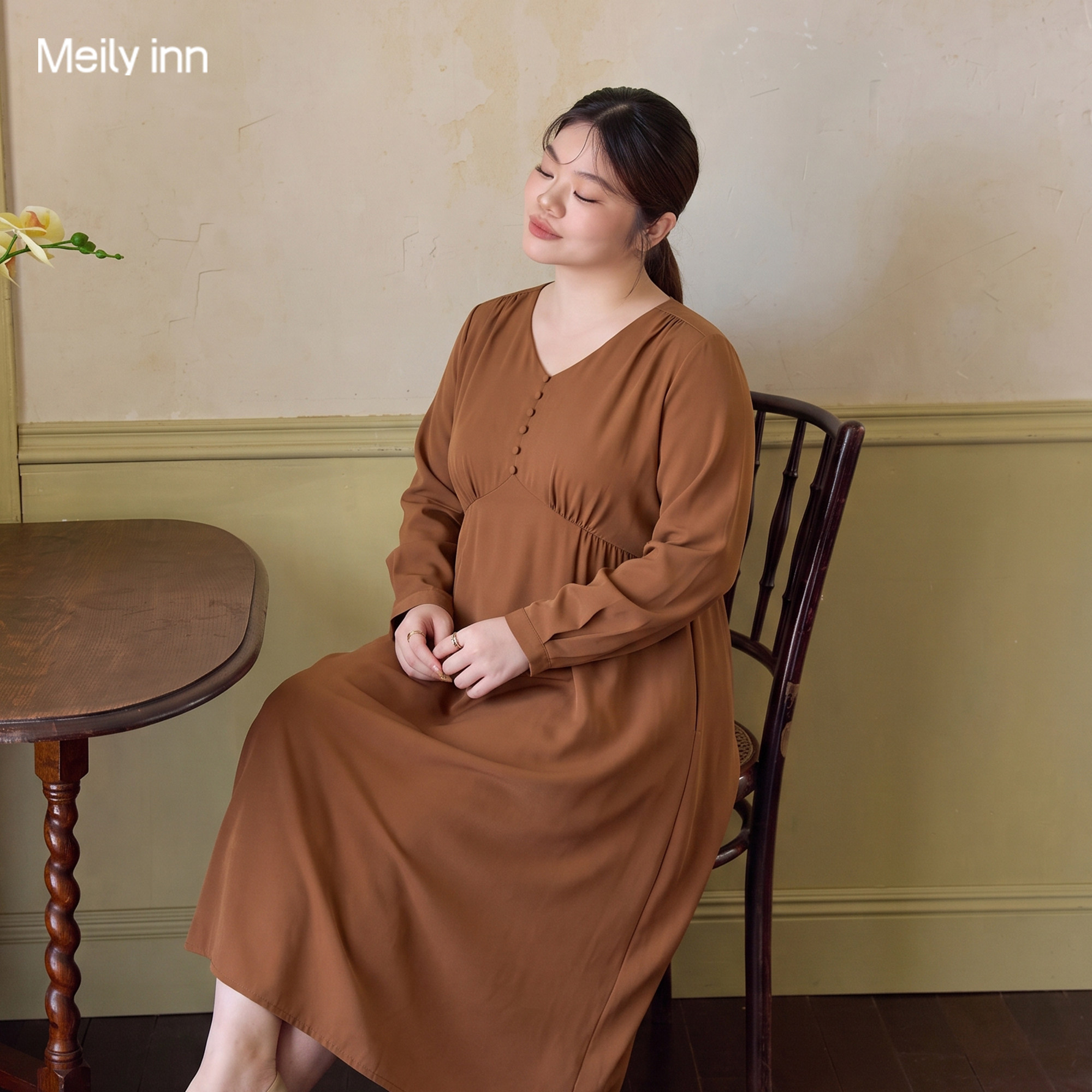 美丽客栈秋冬新款大码女装胖mm遮肚显瘦减龄长袖V领缎面连衣裙女