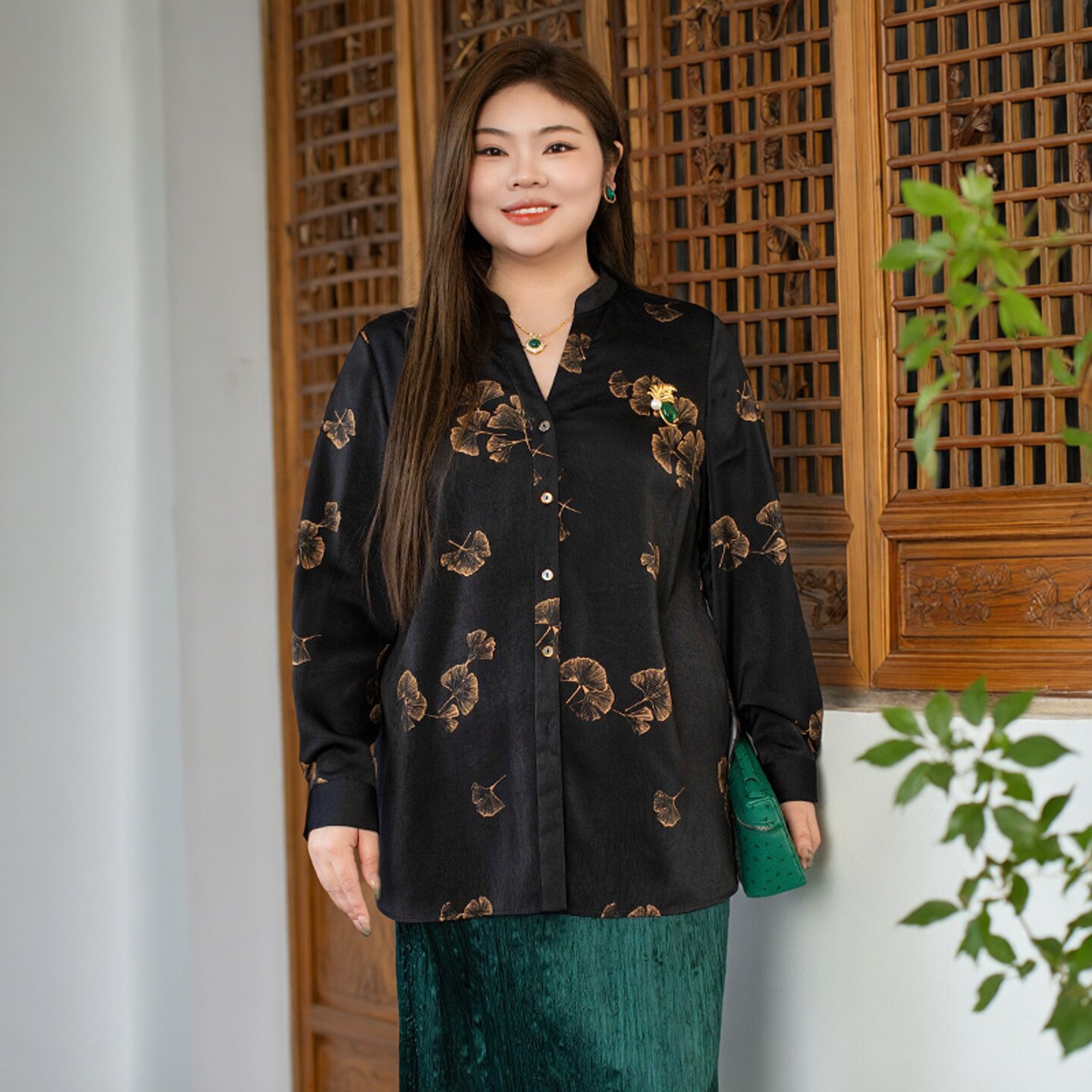 美丽客栈原创高端大码女装胖mm200斤加肥加大V领宽松休闲衬衫春秋