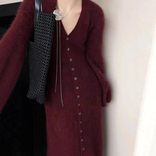 高级感年会穿搭新年战袍秋冬新款法式高级垂坠感酒红色针织连衣裙