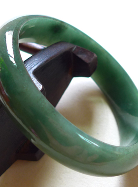 【聚琬楼翡翠】-1712044//老种深绿色圆形扁条54.5MM手镯送证书