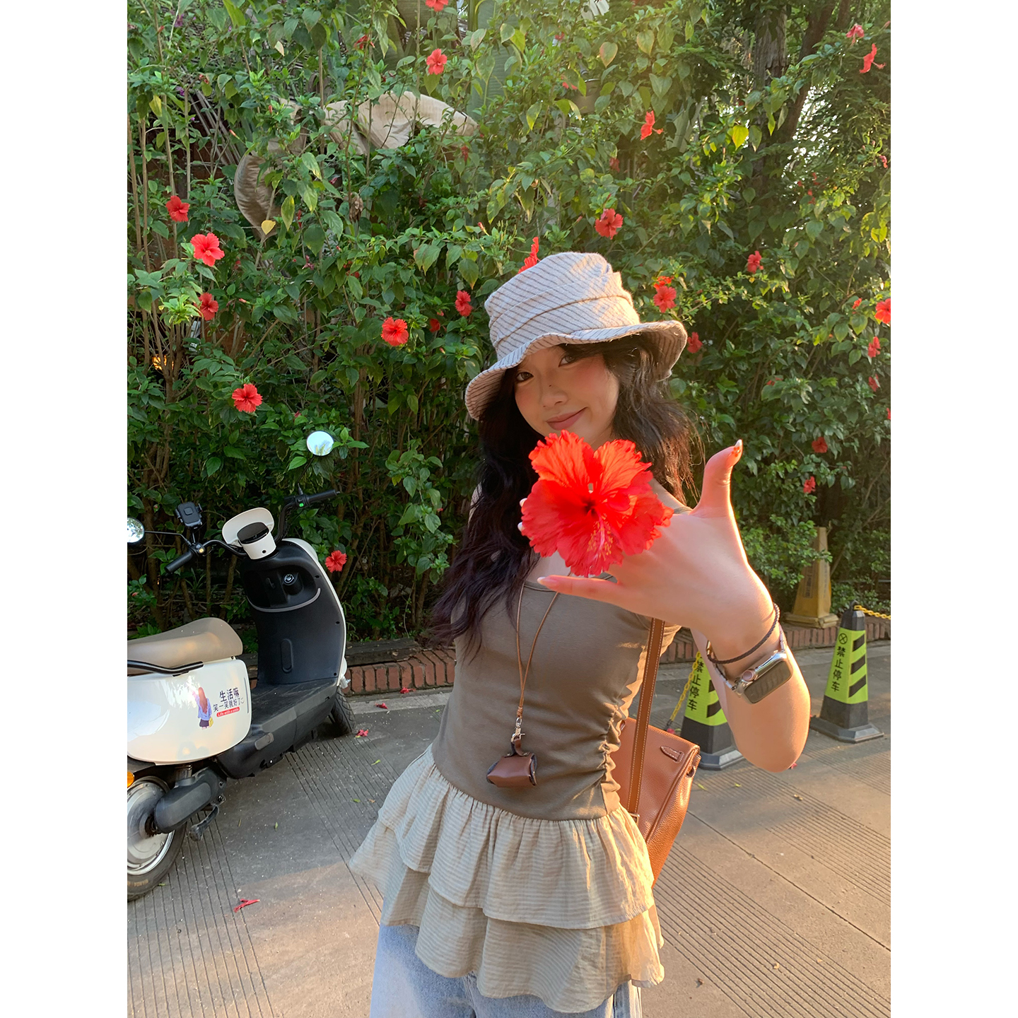 荒荒家拼接花边吊带背心2025夏季新款法式设计修身纯欲内搭外穿女