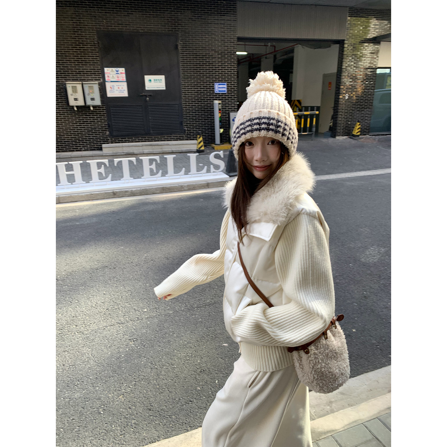 荒荒家毛领拼接针织羽绒服2025冬季新款保暖显瘦杏色白鸭绒外套女