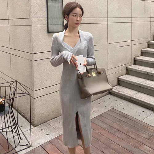 v领挂脖针织连衣裙女2026秋季心机紧身露肩性感开叉打底毛衣裙子