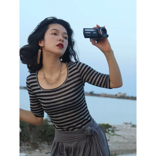 别致绝美夏季纯欲风U领设计感显瘦冰丝短袖t恤女甜辣气质条纹上衣