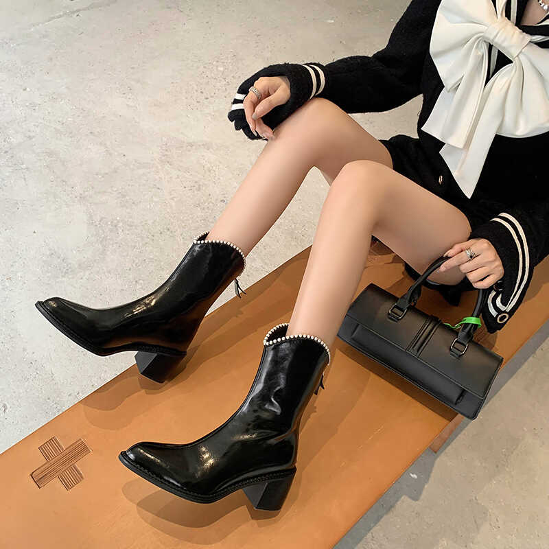 高定版~欧美时装黑色漆皮显瘦6.5cm粗跟后拉链短靴2024尖头马丁靴