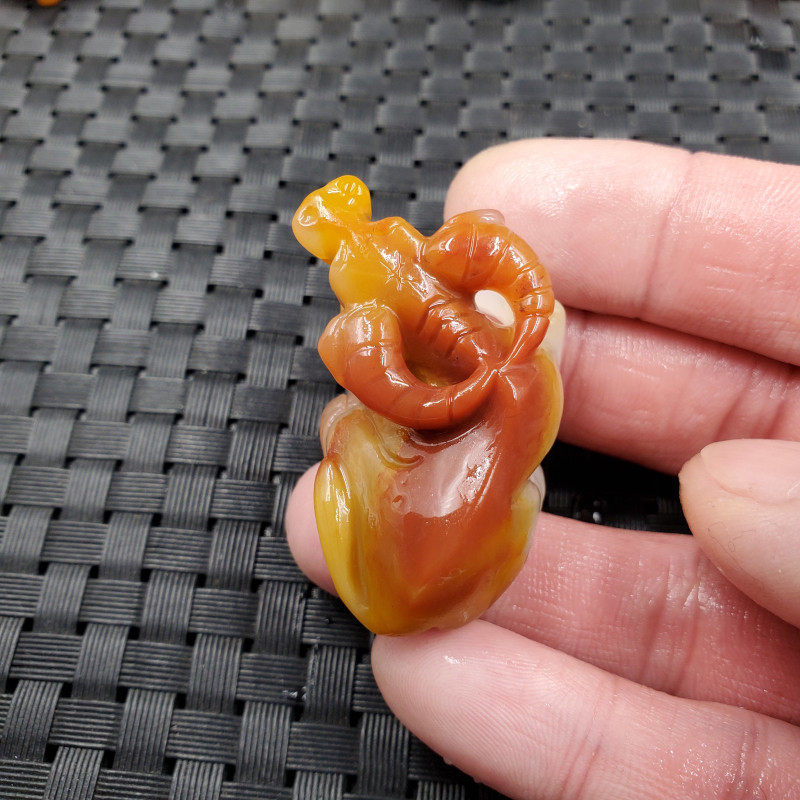 实物拍照天然玉石黄龙玉生肖牛挂件俏色玉石立体牛吊坠玉牛项链坠