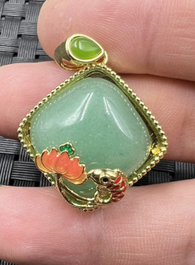 玉石挂件东陵玉无事牌挂件石英岩玉连年有余吊坠草绿色吊坠玉牌
