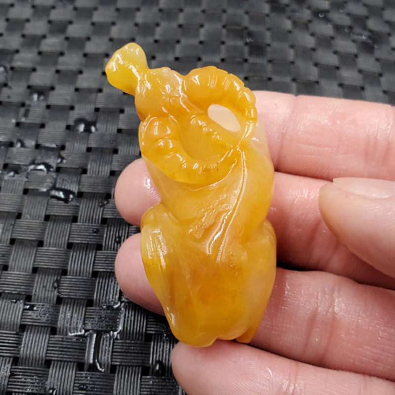 新款天然玉石黄龙玉生肖牛挂件手工雕刻立体牛挂件玉牛玉坠项链坠