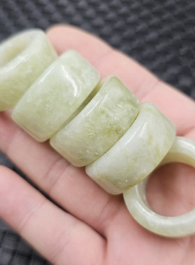 淡绿色岫玉戒指加宽加大号