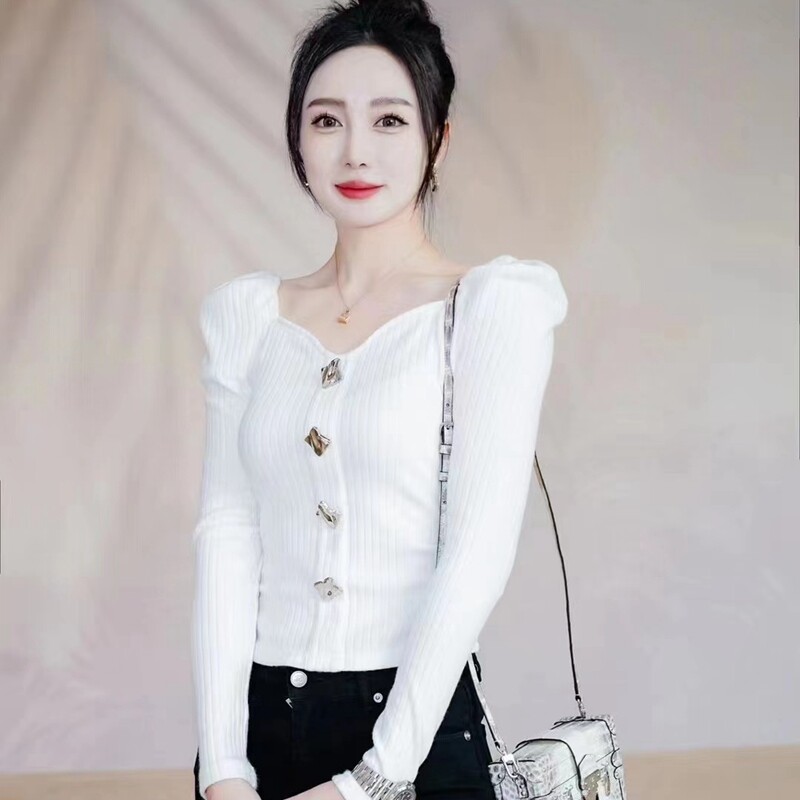 奢华千金感长袖针织打底衫女小众设计感别致方扣修身显瘦短款上衣