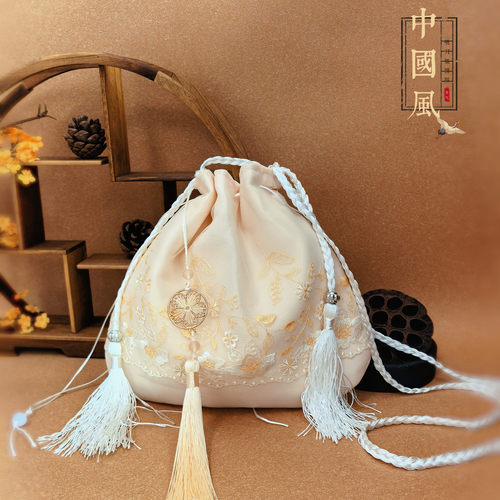 古风刺绣绸缎汉服斜挎包