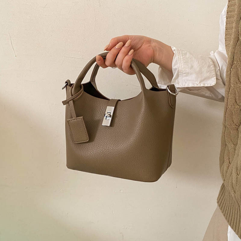 韩版小众水桶包包2026春季新款荔枝纹手提菜篮子包通勤单肩斜挎包