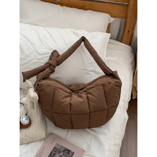 休闲饺子包简约单肩斜挎棉服包 大容量腋下包包女2025新款 韩版 冬季