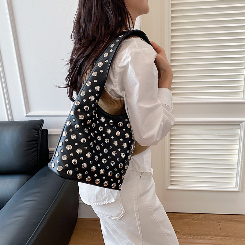 时尚单肩包2026年新款休闲铆钉女包跨境爆款腋下包大容量水桶包,箱包皮具/热销女包/男包,腋下包,淘宝优惠券,粉丝福利购,淘宝优惠卷