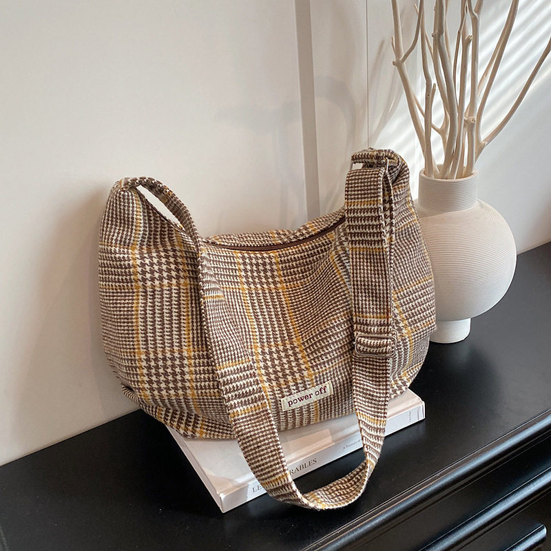 时尚韩版呢子个性设计格纹2025通勤大容量复古格子饺子斜挎单肩包