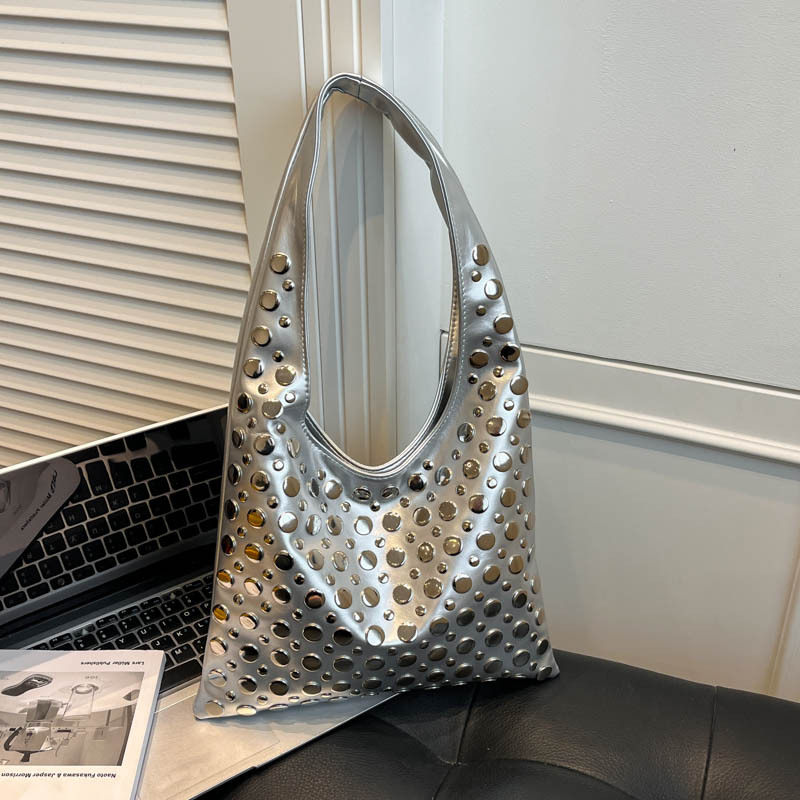 欧美个性新款铆钉2026洋气大容量简约休闲质感单肩腋下水桶包女