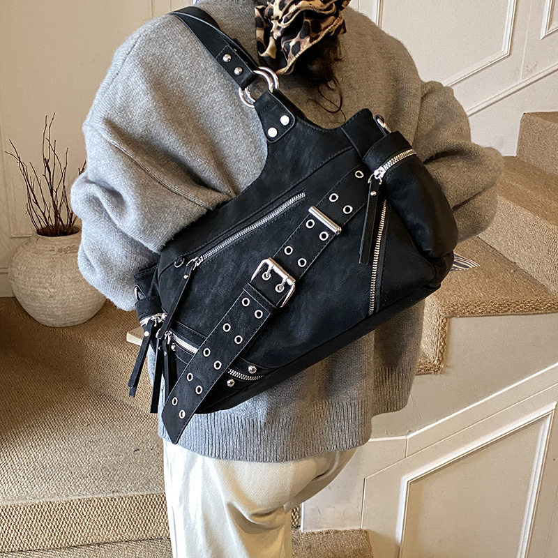 包包女包2026新款欧美时尚铆钉机车包大容量斜挎休闲手提水桶包潮