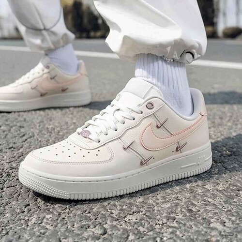耐克AF1女低帮透气舒适板鞋