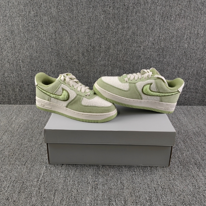 Nike/耐克撞色毛绒勾AF1女子板鞋