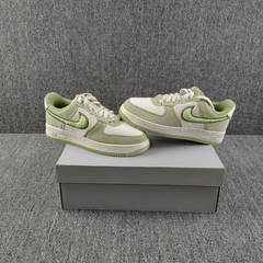 Nike  AF1女鞋 Air Force 1 白绿毛绒勾空军一号板鞋 FB1872-030