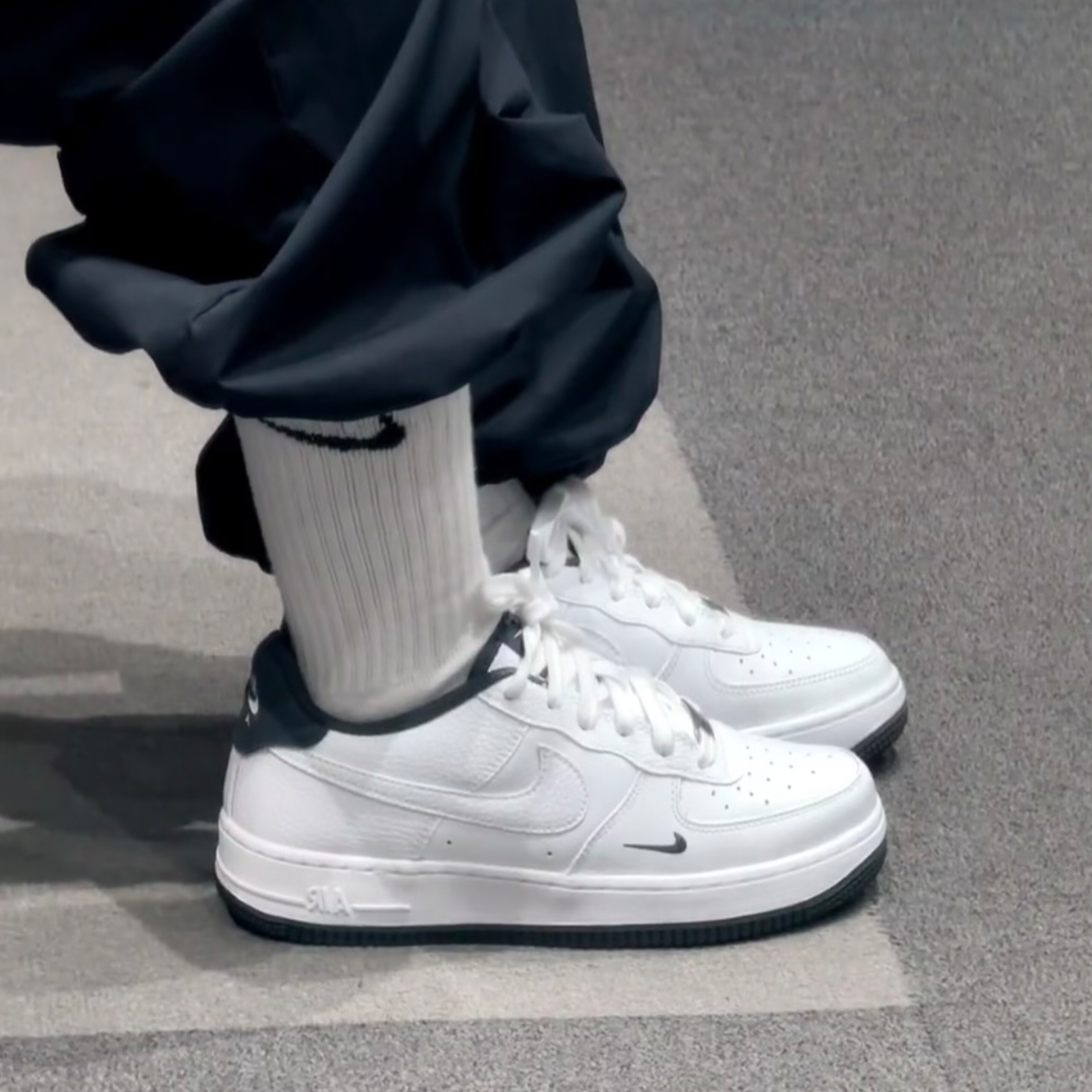 NIKE AIR FORCE 1 耐克经典白黑AF1 小勾低帮空军板鞋 HJ4560-100