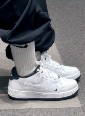 NIKE AIR FORCE 1 耐克经典白黑AF1 小勾低帮空军板鞋 HJ4560-100