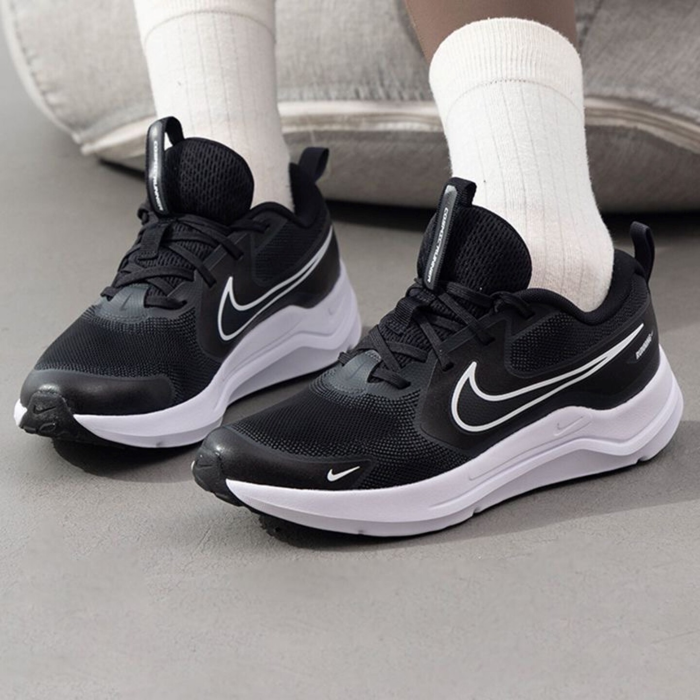 NIKE COSMIC RUNNER 耐克青少年运动鞋轻便缓震跑步鞋 HM4402-003