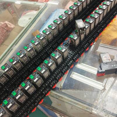 RXM4AB2BD+底座RXZE1M4C有100套，议价 维修！！！