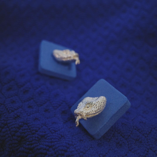 【new】灵蛇 520礼物男耳钉显微镜雕刻930纯银防过敏语义错误耳钉